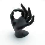 Ringdisplay, hand, zwart, plexiglas/velours (1 st.) Ringdisplay, hand, zwart, plexiglas/velours (1 st.)