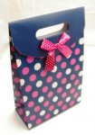 Cadeautasje, donkerblauw/roze stip, strikje, 36-2 (1 st.) Cadeautasje, donkerblauw/roze stip, strikje, 36-2 (1 st.)