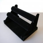 Armband standaard, velours, zwart, 2 rollen, liggend (1 st.) Armband standaard, velours, zwart, 2 rollen, liggend (1 st.)
